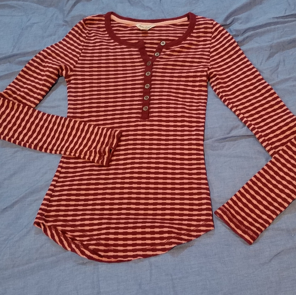 Lucky Brand long sleeve knit henley top pink & maroon red stripe, curved hem